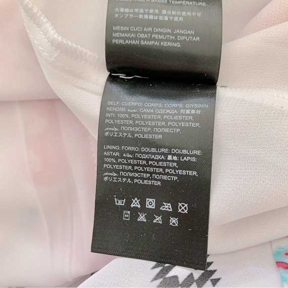 NWOT Bebe Flowy Chiffon Geometric Tribal Print Cold-Shoulder V-Neck Maxi Dress - Picture 15 of 15